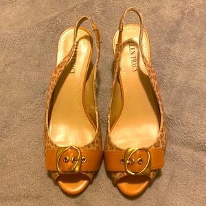 Like New ,size 6.5 Ellen Tracy pumps